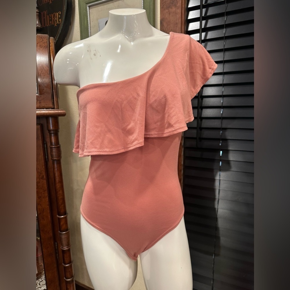 Euc T.I.M.I.N.G. One shoulder ruffle bodysuit pink nude color size S